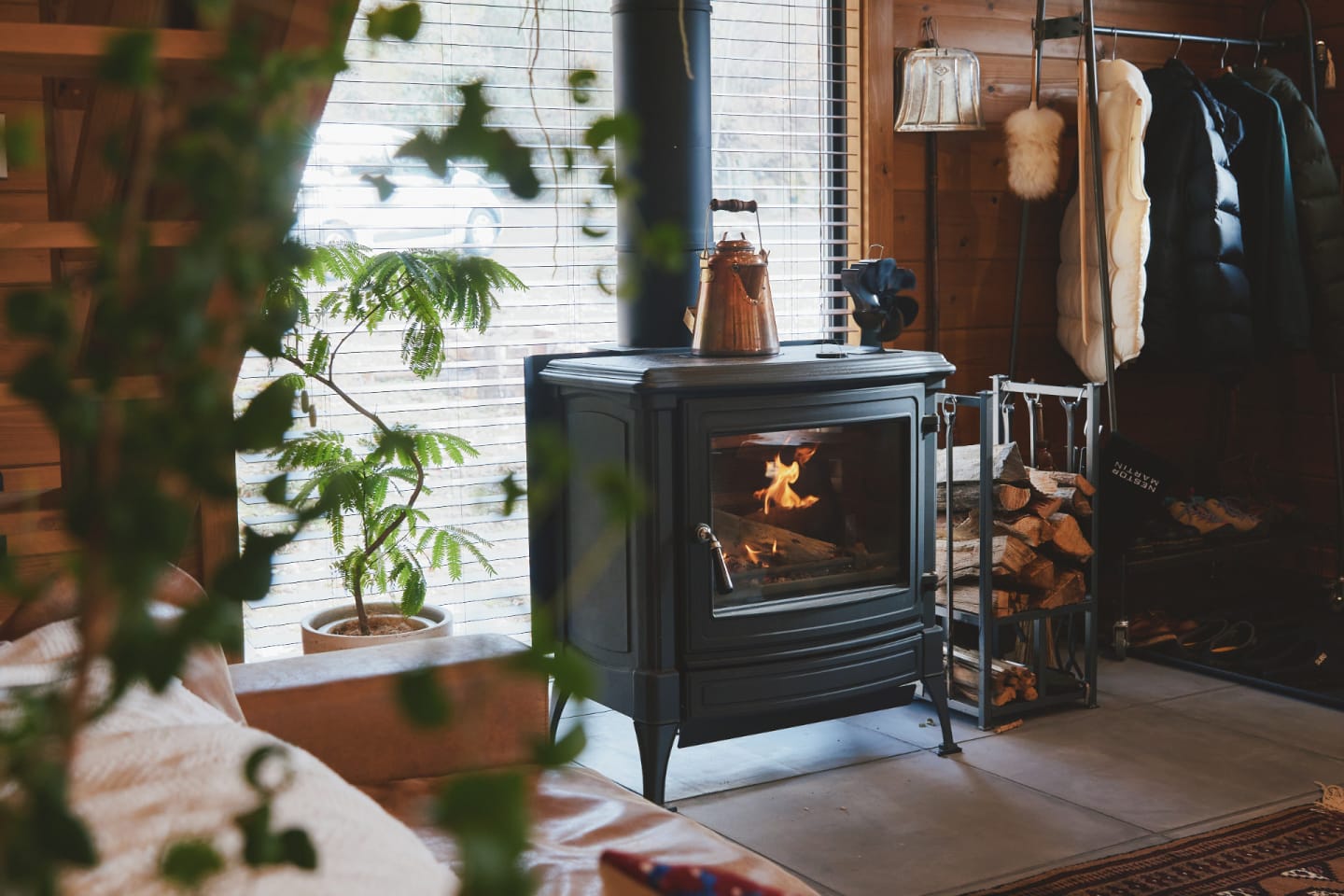 【ログハウスページ】購入前に取引ページご覧ください。 リビングでだんらん】 楽しそうな笑い声が聞こえてくる。 #BESSの家