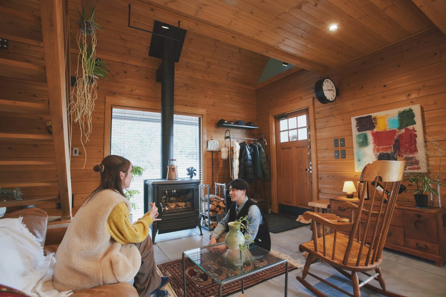 キャンプのその先へ。薪ストーブのあるログハウスで暮らす〈colocal