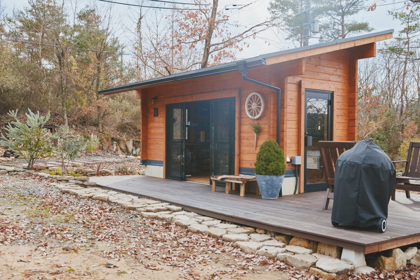 キャンプのその先へ。薪ストーブのあるログハウスで暮らす〈colocal